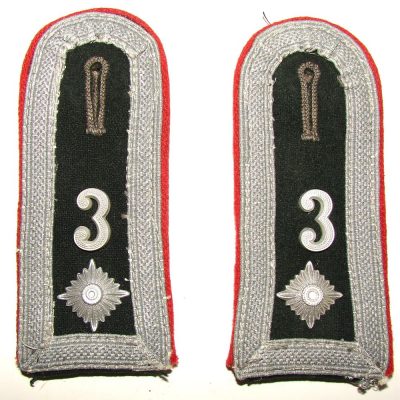 Pair of epaulettes of a non-commissioned officer of the artillery of the heer.