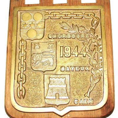 Plaque de Cherbourg Bayeux Caen datant de 1944.