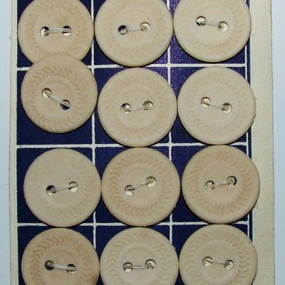 Planche de 12 boutons en carton compressés.