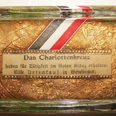 Glass commemorative plaque of the awarding of the Charlotten cross.