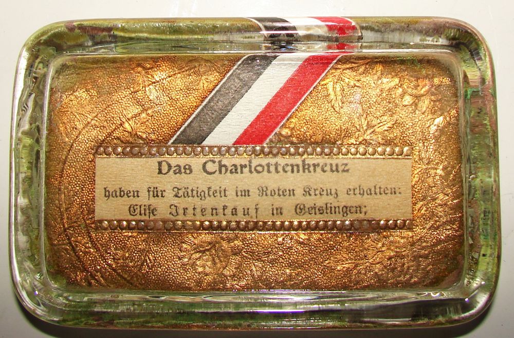 Glass commemorative plaque of the awarding of the Charlotten cross.